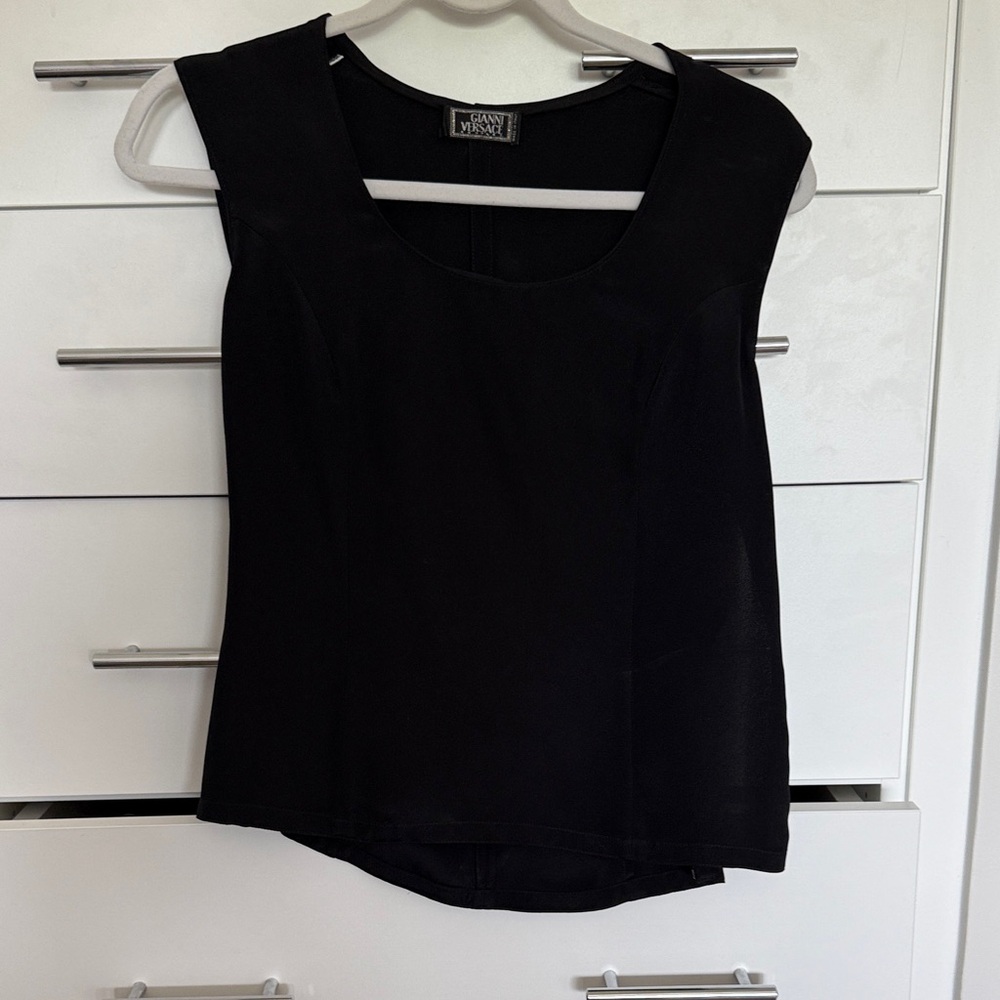 Gianni Versace size 42 made in Italy, Vintage 100% Silk Black Sleeveless Blouse